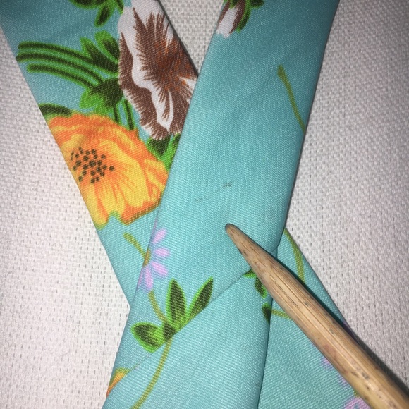 Le Chevron Vintage Floral Design Tie - Picture 5 of 6